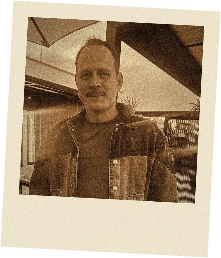 José Navarro, fundador de GoPato, en una foto polaroid sepia