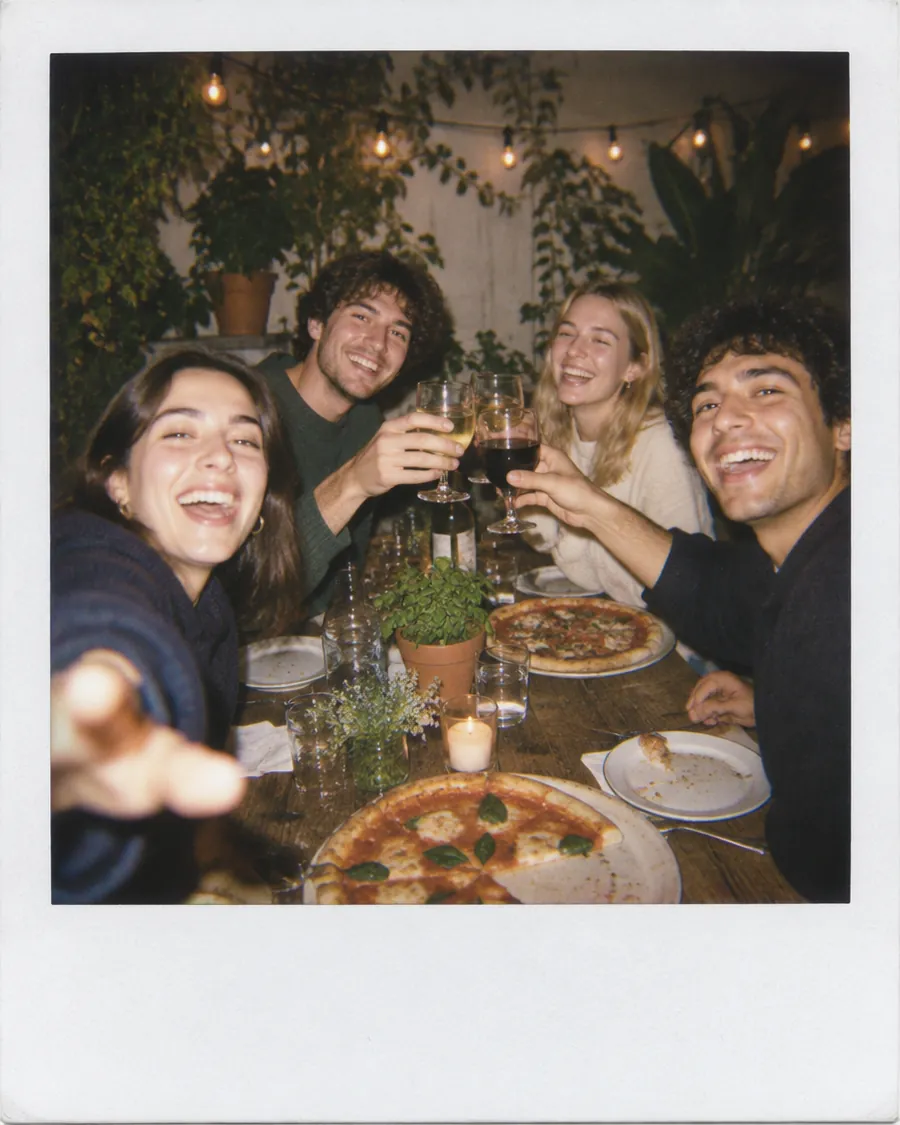 Un grupo de amigos brinda en una mesa larga