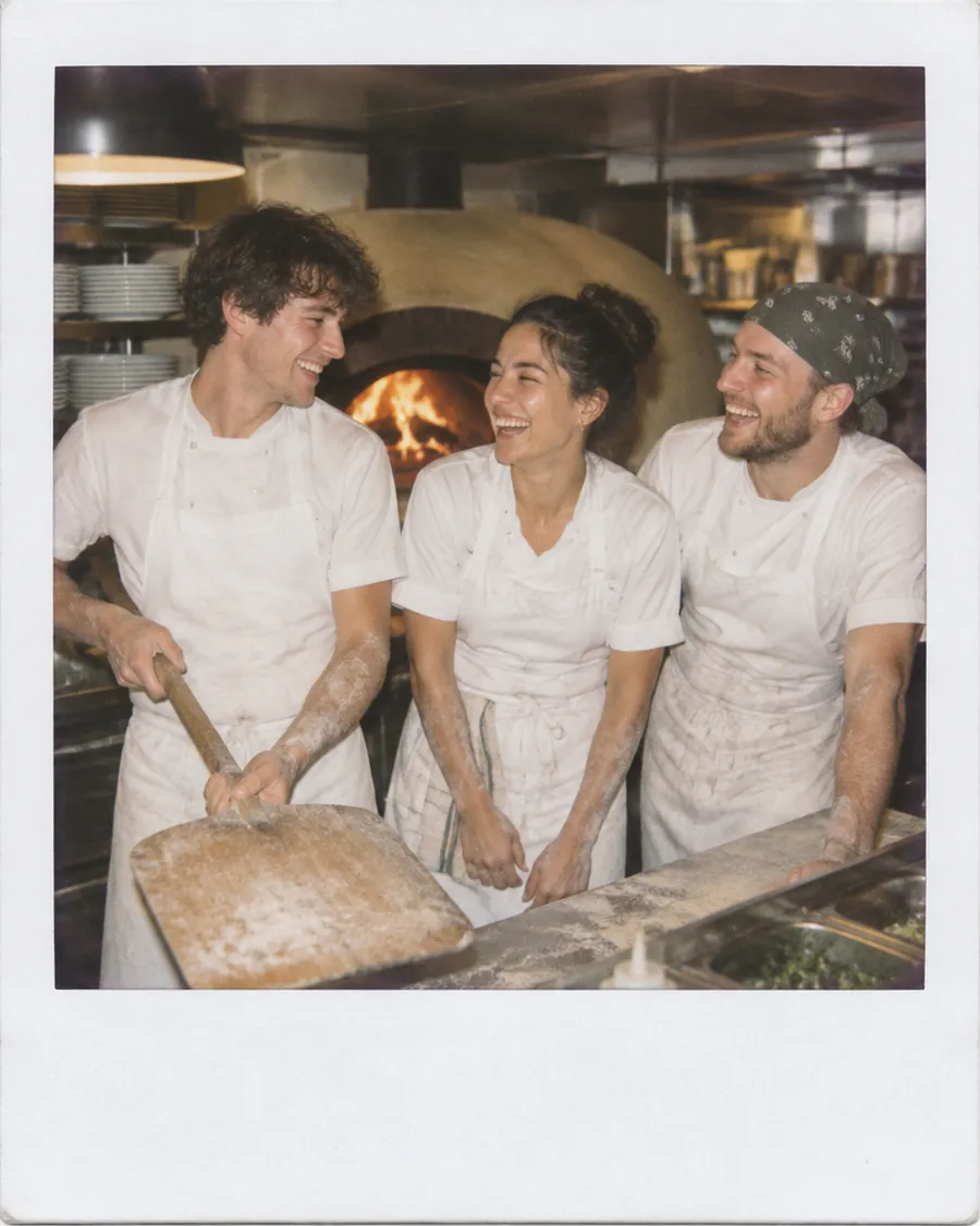 Cocineros riendo frente al horno