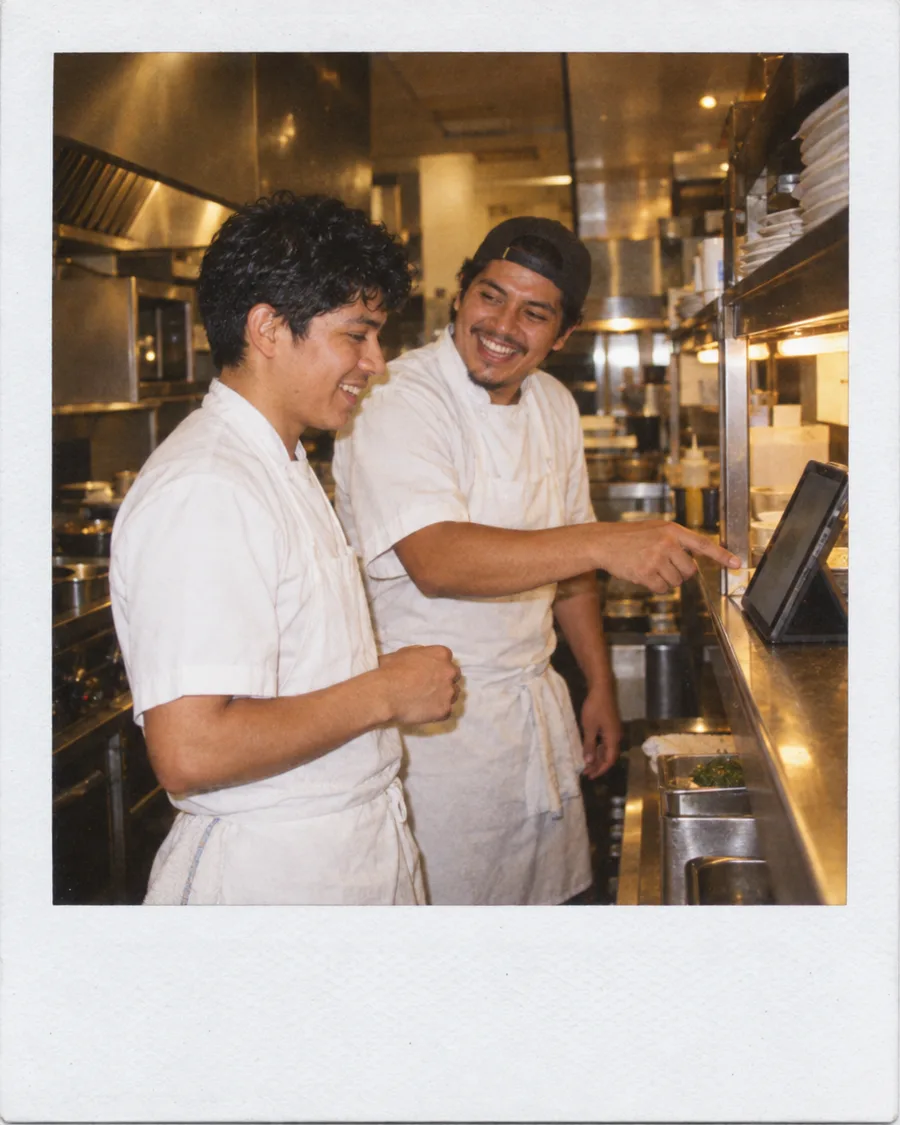 Cocineros mirando una tablet en la cocina
