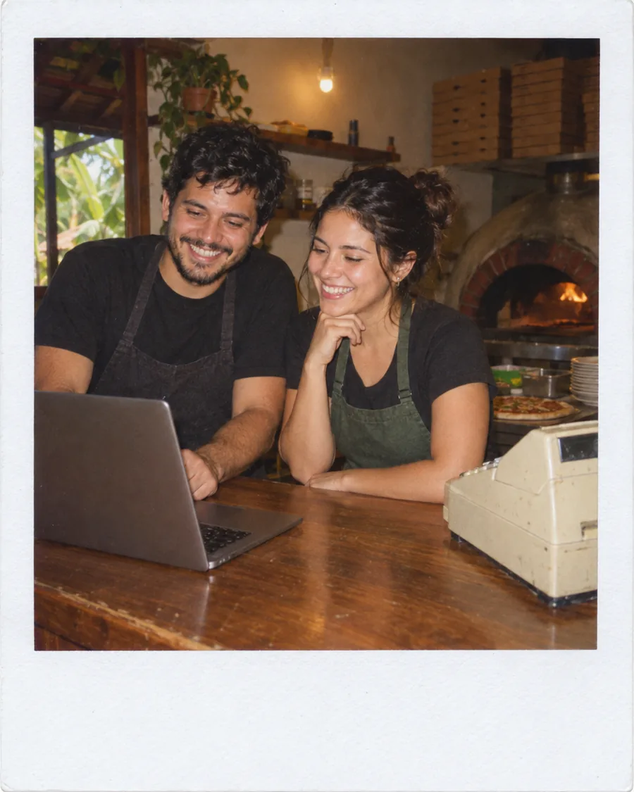 Dueño y gerente frente a una laptop